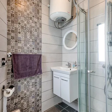 Διαμέρισμα Stylish In Bay Square 2 *