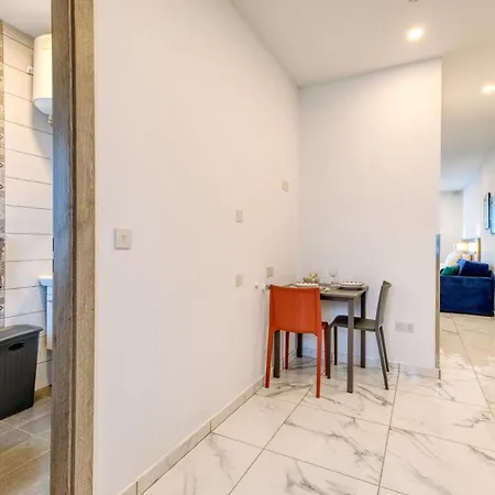 Stylish In Bay Square 2 Apartment