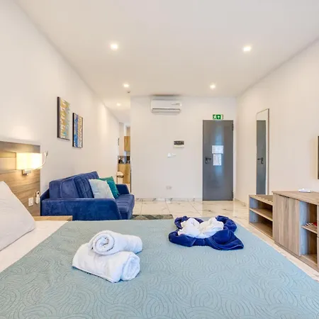 Stylish In Bay Square 2 *